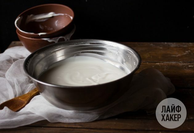 Om zelfgemaakte roomkaas op basis van yoghurt te maken, combineert u zure room en yoghurt
