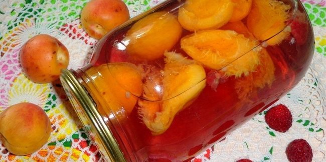 Compote van abrikozen en frambozen