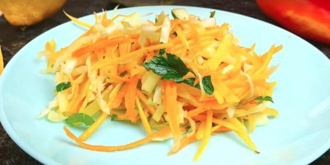 Hoe maak je een salade met pompoen, kool, wortelen, paprika en appel voor te bereiden