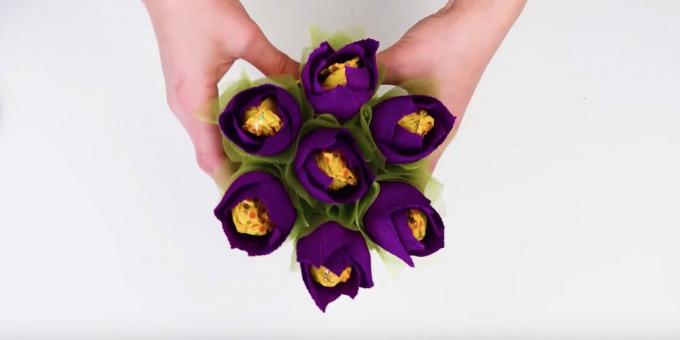 DIY snoepboeket: bloemen invoegen