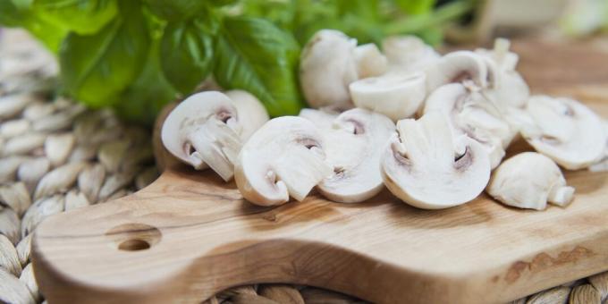 Als je de champignons in helften of in vieren snijdt, zullen ze 1,5-2 keer sneller koken