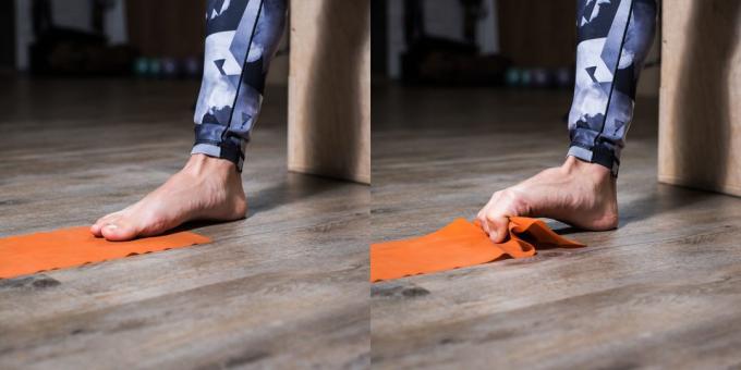 Oefeningen voor platte voeten: Het trekken van handdoek