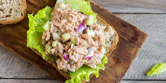 10 minuten - en je bent klaar. Salade met tonijn, appel en bleekselderij