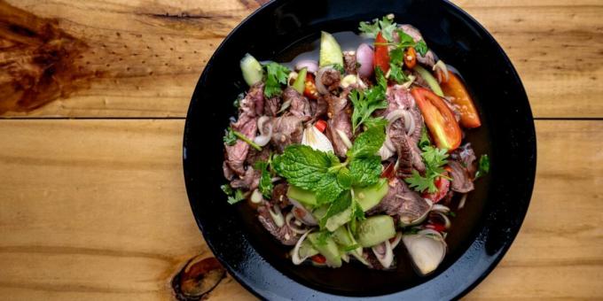 Warme salade met rundvlees, groenten en mosterddressing