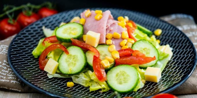 Salade met ham, paprika en kaas