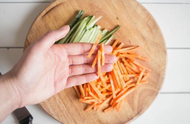 Recept voor boekweitnoedels met groenten: snijd de wortels en komkommer in dunne reepjes