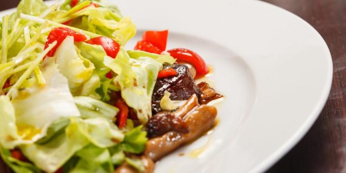 Hoe maak je een salade met rundvlees en paddenstoelen te bereiden