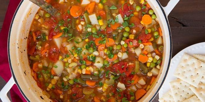 plantaardige soepen: soep met wortelen, maïs, erwten en groene bonen