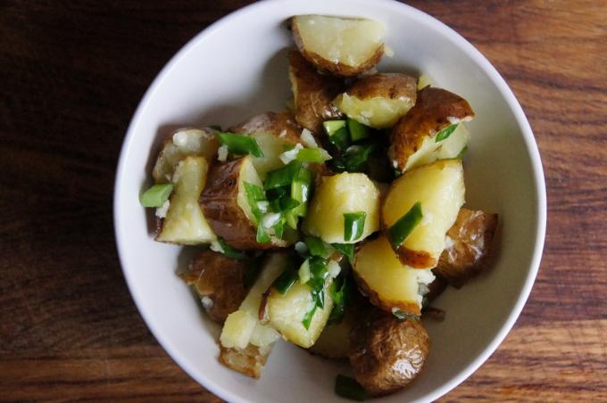 Aardappelen met groene uien en knoflook