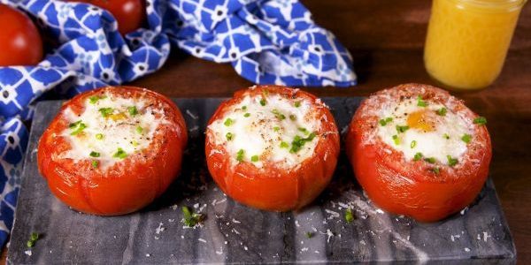 Hoe om eieren in de oven koken: Gebakken eieren in de mand van tomaten