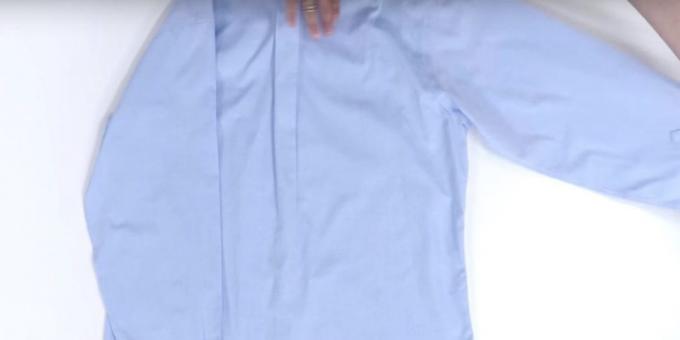 Hoe maak je een shirt vouwen: eerste arm toe te passen op de rand van het shirt