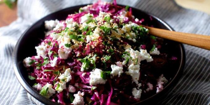 Plantaardige salade met kool, vijgen en feta kaas