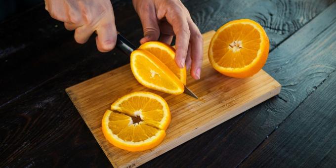 Jam van abrikozen en sinaasappelen: gesneden sinaasappelen