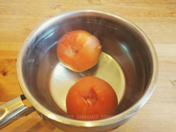 Sloppy Joe Burger Recept: Leg de tomaten een paar minuten in heet water