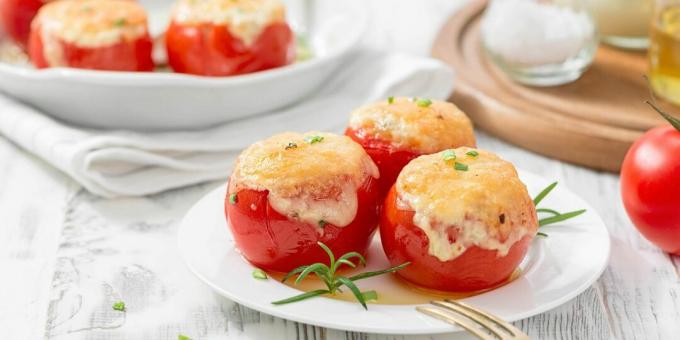 Gevulde tomaten met kaas en gehakt gebakken in de oven