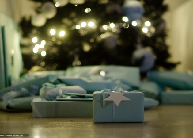 Versieren een kerstboom: cadeaus