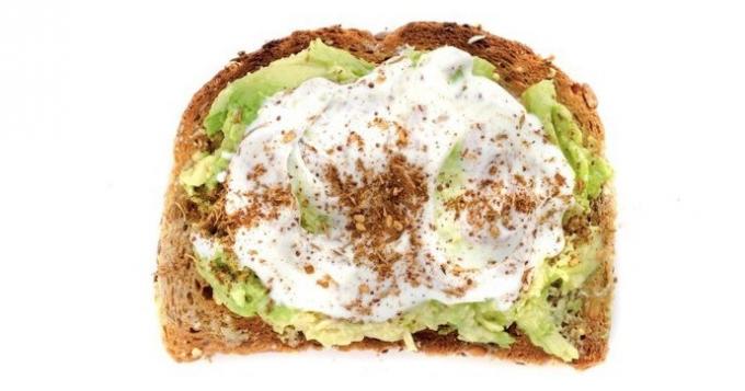 toast met avocado, yoghurt en oregano