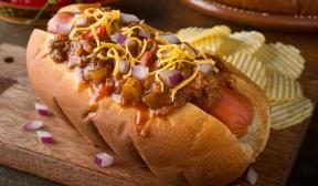 Hotdogs met pikante vleessaus