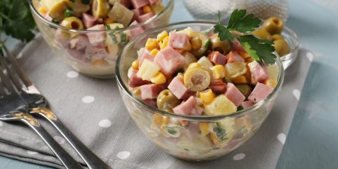 Salade met ananas, olijven en ham