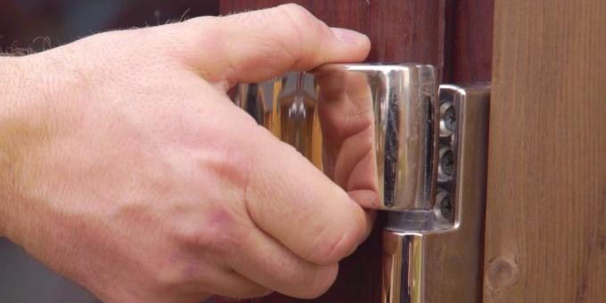 Hoe de plastic deur aan te passen: Sluit de deur en verwijder de trim