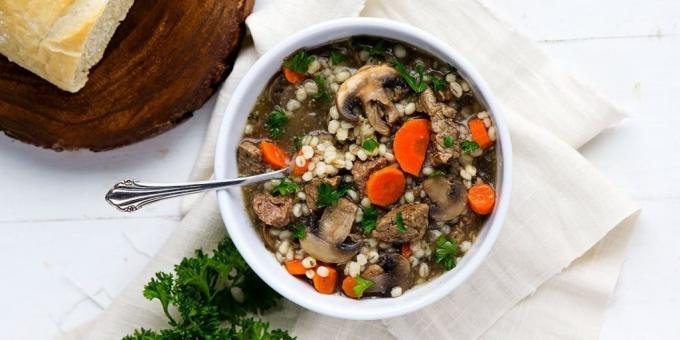 Mushroom soep met rundvlees en gerst
