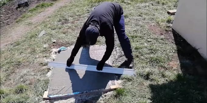 Hoe maak je een tandoor met je eigen handen: leg een wapeningsnet en vul het met beton