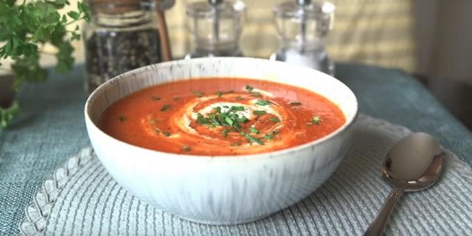Tomatensoep met bloemkool, paprika, ui en knoflook: makkelijk recept
