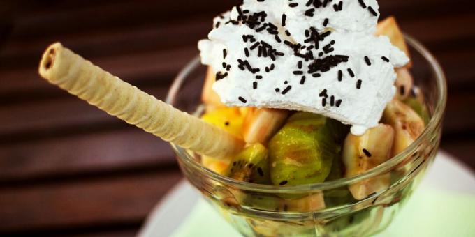 Fruitsalade met slagroom en chocolade