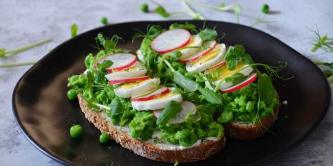 Sandwiches met eieren, radijsjes en groene erwten