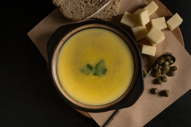 Plaats de romige kippenleverpastei in de koelkast