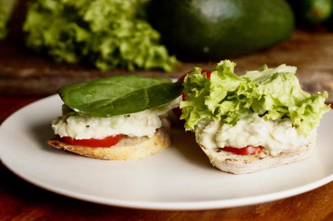 Sandwich met avocado en salade