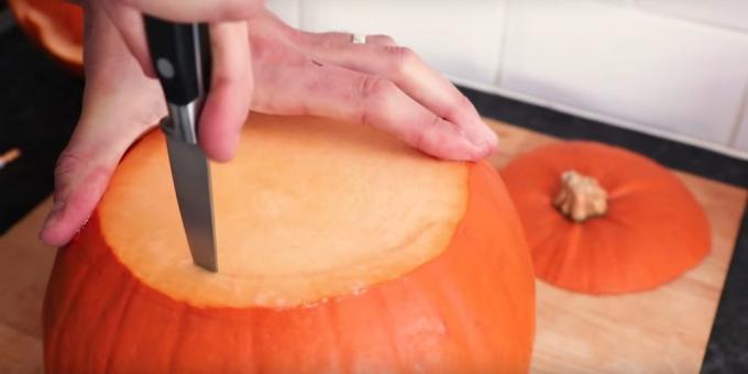 Hoe maak je een pompoen voor Halloween gesneden met zijn eigen handen: Snijd het vruchtvlees
