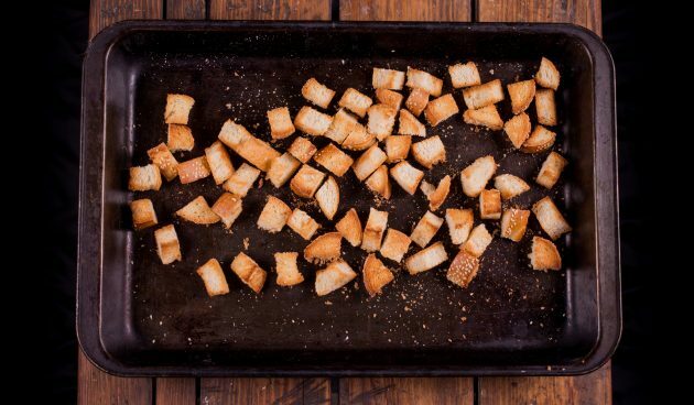 Kaasfondue maken: droog je brood in de oven