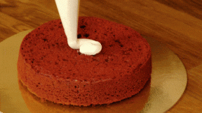 Hoe maak je een cake "Red Velvet" bakken op 8 maart
