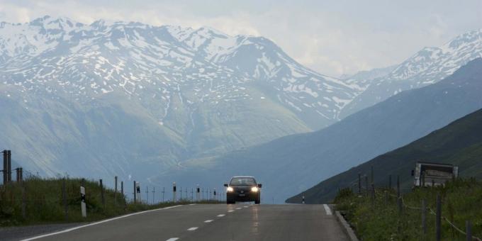 De weg door het Oberalp pas in Zwitserland