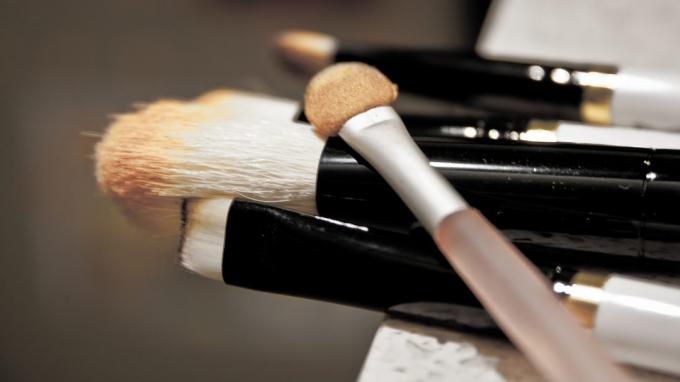 Hoe te besparen op cosmetica: lees beauty bloggers
