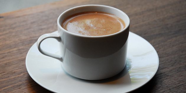 wat toe te voegen in koffie: cacaopoeder