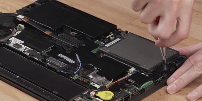 Zo sluit je een SSD aan op een laptop: verwijder de geïnstalleerde schijf
