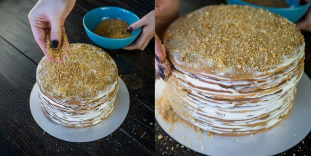 Medecake recept: maal de resterende cake tot kruimels en strooi de cake erover.
