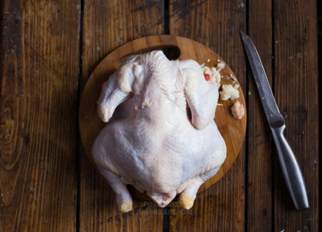Oven Chicken with Lemon: Snijd overtollige nekvel weg