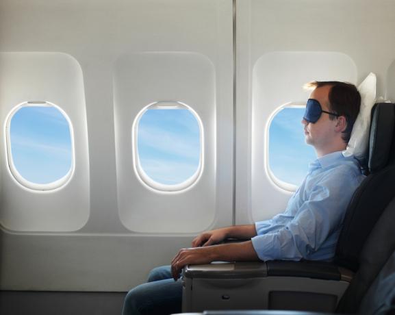 Portret van de mens ontspannen in het vliegtuig