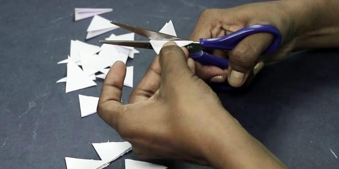 Verjaardagskaart met je eigen handen: Cut driehoeken uit de white paper