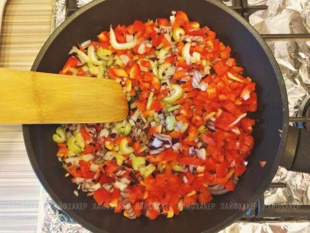 Sloppy Joe Burger Recept: stuur gehakte selderij, uien en paprika's om te koken