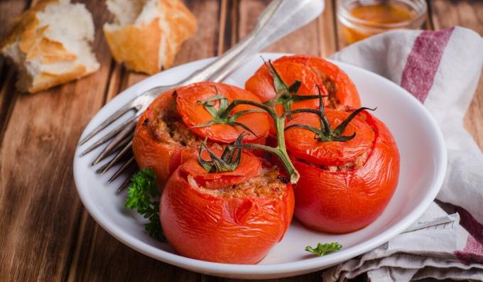 Gebakken tomaten gevuld met vlees en rijst
