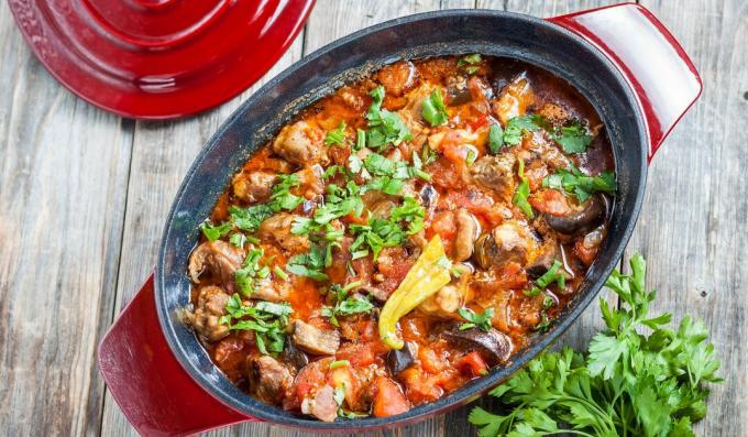 Rundvlees gebakken met aubergine, tomaten en paprika