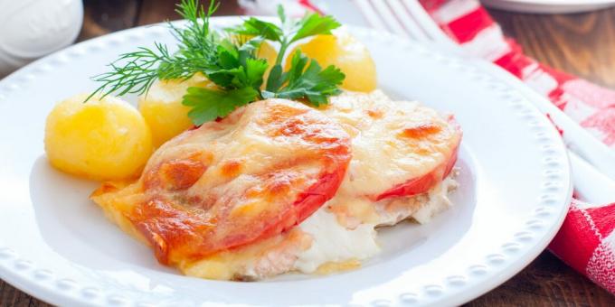 Roze zalm in de oven met tomaten en kaas: een eenvoudig recept