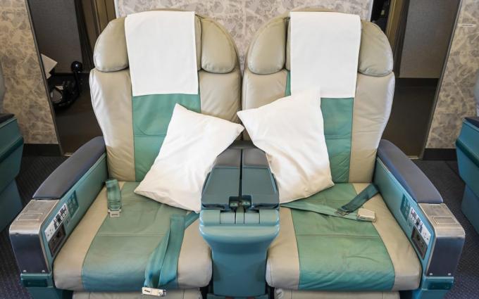 Lege stoelen in een modern vliegtuig