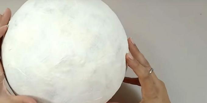 DIY lamp: lijm de hele bal vast