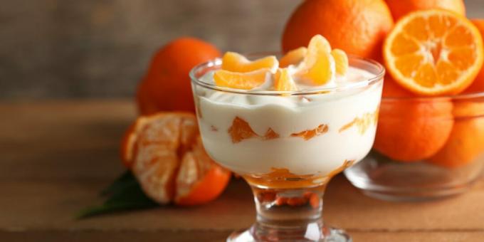 Delicaat dessert van mandarijnen om een ​​nieuwjaarsstemming te creëren