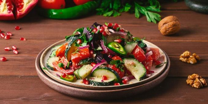Salade van tomaten en komkommers met noten en granaatappel